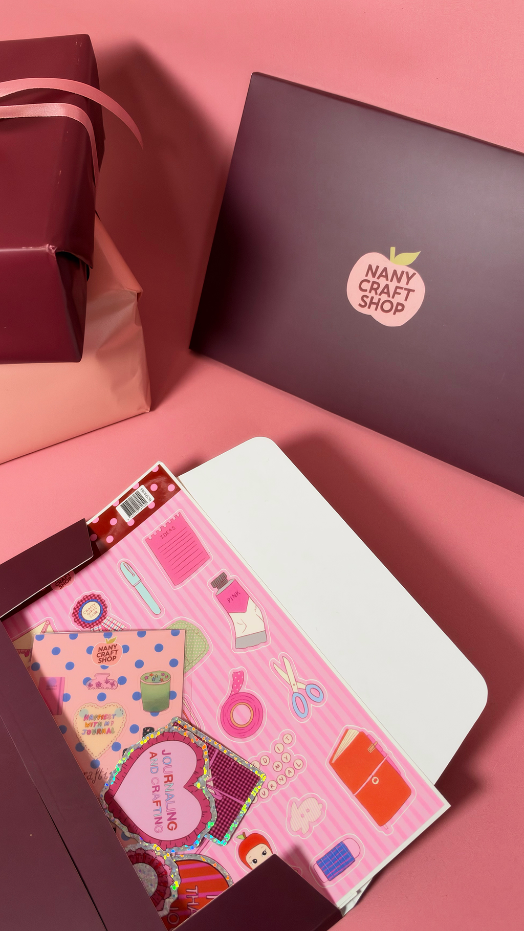 Mini coffret anniversaire en papeterie rose avec carnet ouvert et planche de stickers colorés pour le journaling signé Nany Craft Shop