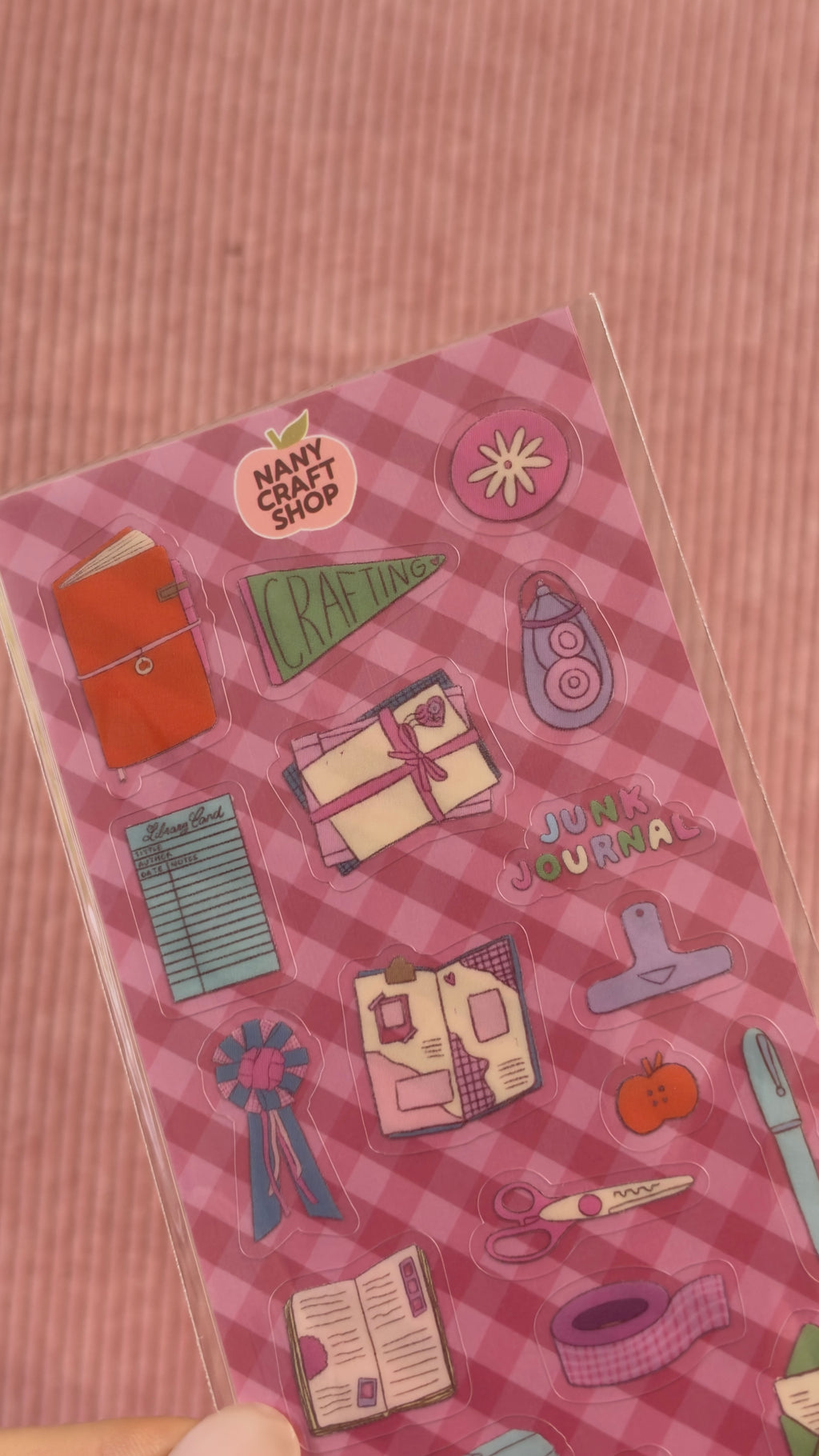 Planche transparente rose avec stickers de journaling et motifs de papeterie comme carnets et accessoires créatifs par Nany Craft Shop