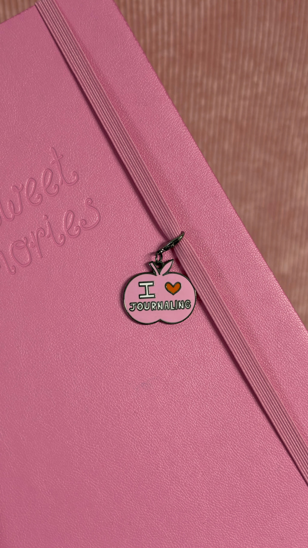 Carnet rose de journaling avec fermeture élastique et breloque ronde I love journaling de Nany Craft Shop dans la collection tous les produits