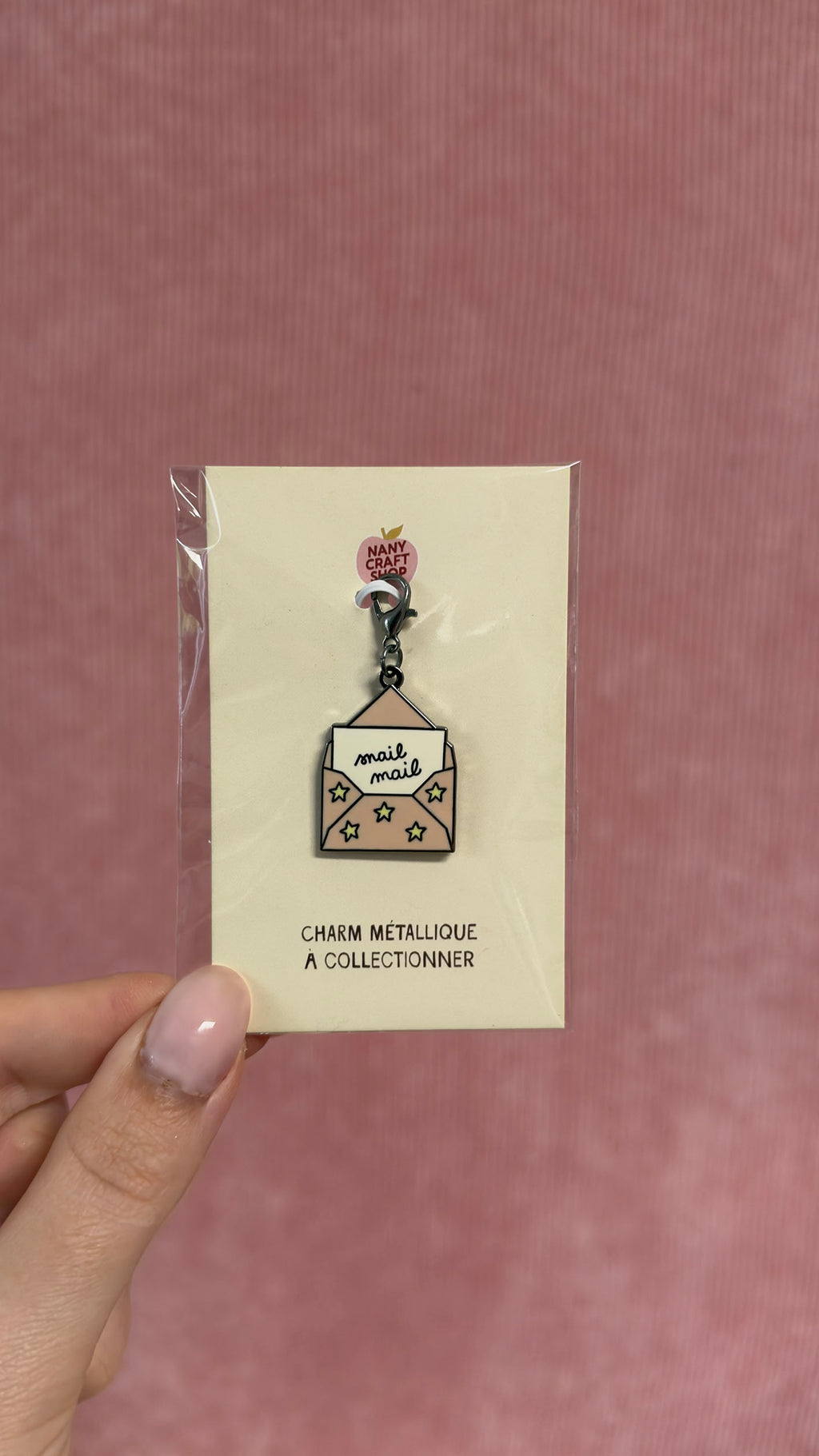 Breloque métallique en forme d enveloppe avec étoiles et message mail présentée sur carte crème par Nany Craft Shop dans tous les produits