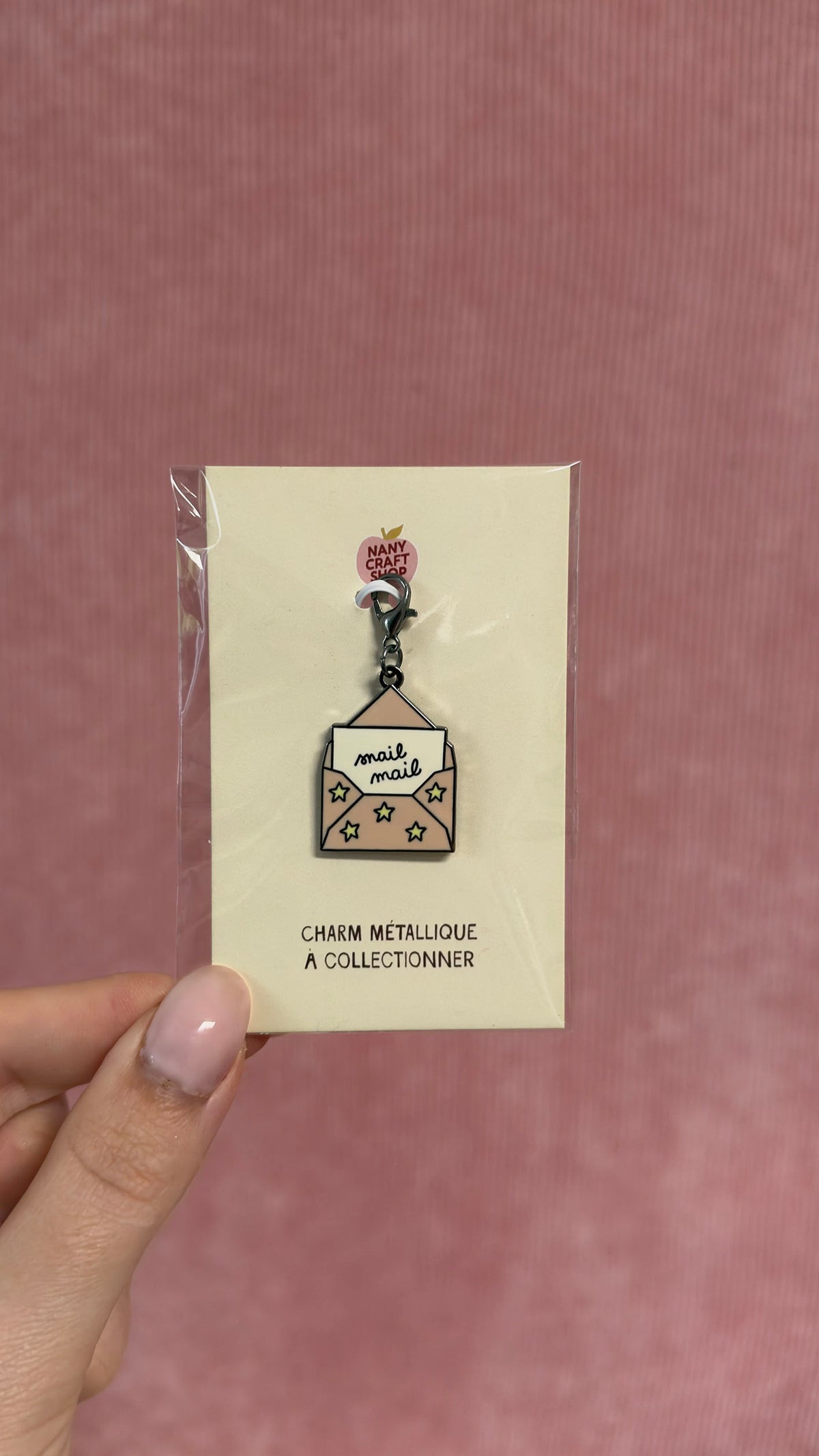 Breloque métallique en forme d enveloppe avec étoiles et message mail présentée sur carte crème par Nany Craft Shop dans tous les produits