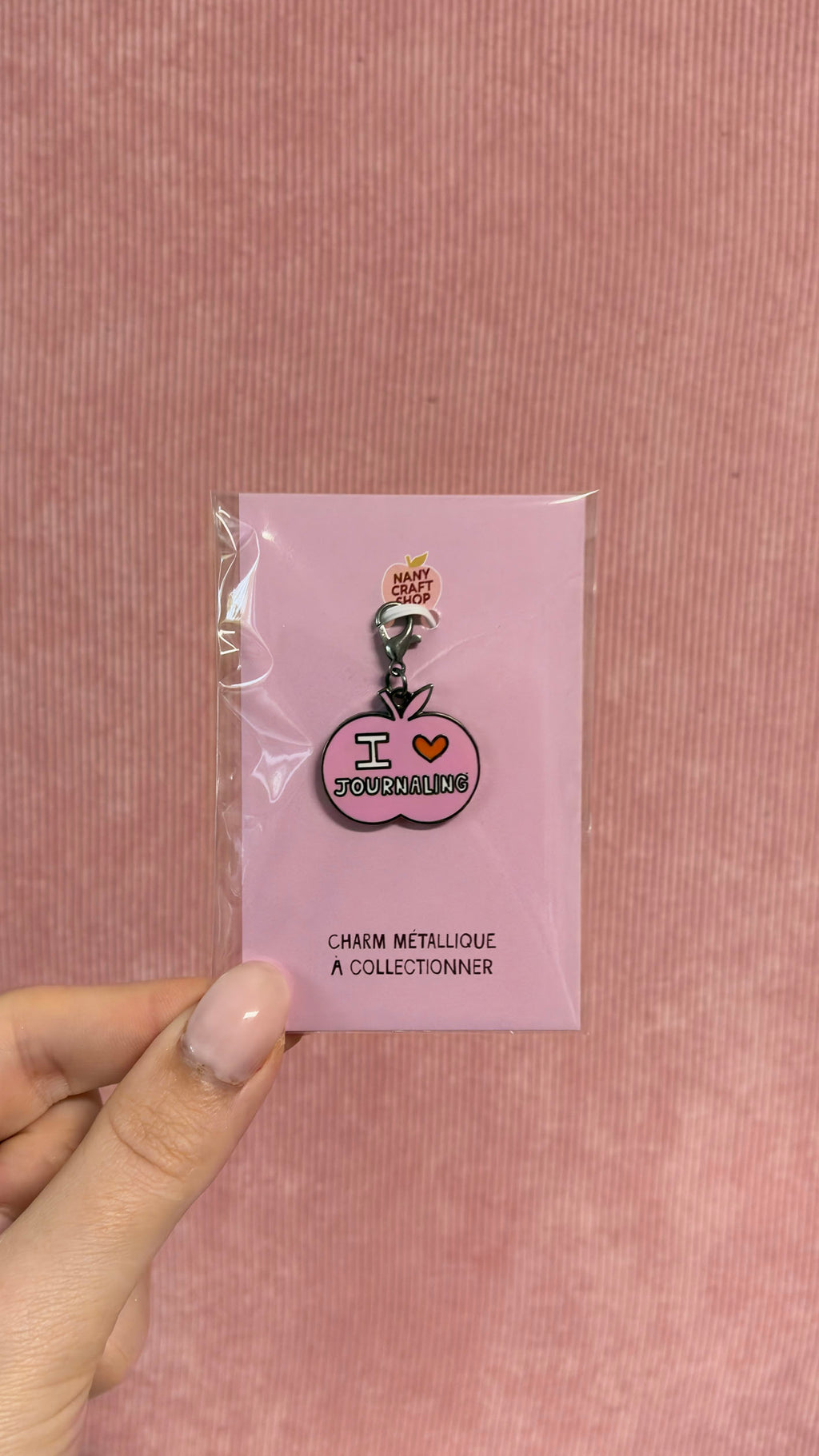 Charm métallique rose avec inscription I love journaling présenté sur carte rose par Nany Craft Shop dans la collection tous les produits