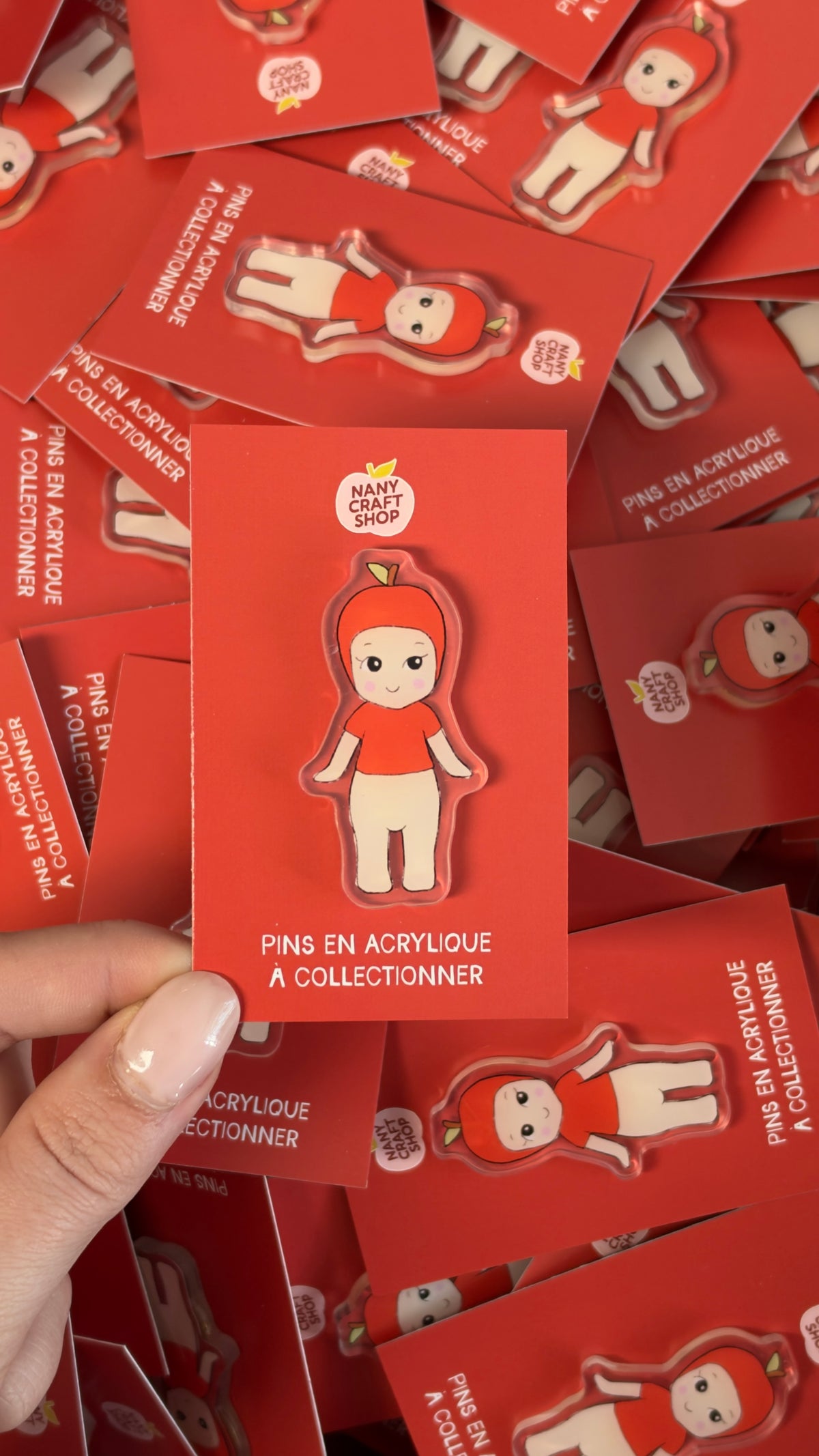 Pins en acrylique à collectionner, motif bébé pomme sur carte rouge