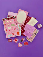 Cartes et enveloppes de scrapbooking avec cœurs et étiquettes multicolores