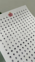 A5-Bogen mit Alphabet-Button-Aufklebern